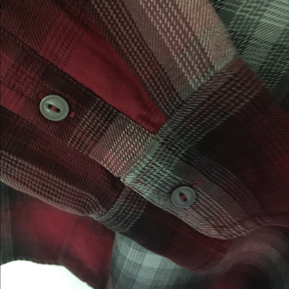 3 FOR $30 Men’s DC long sleeve flannel - Picture 4 of 9